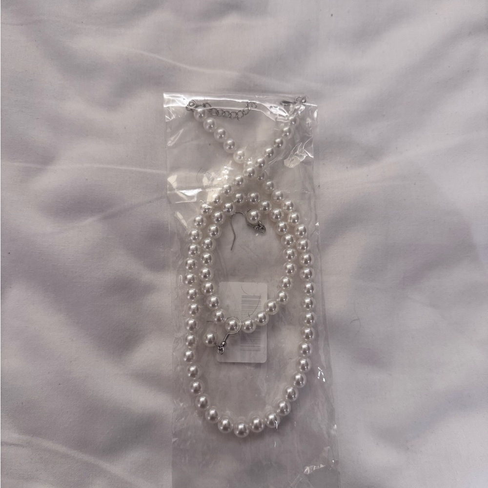 Brand new Pearl Jewelry Set in White